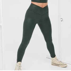 Offline by Aerie women’s the hugger green crackle crossover leggings
